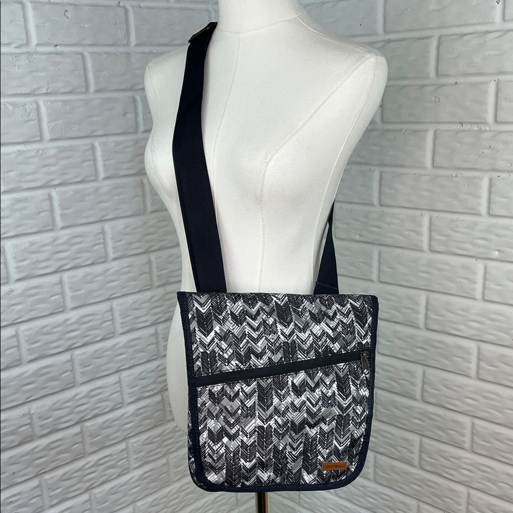 EDDIE BAUER CROSSBODY MESSENGER TECH CONNECT TRAVEL BAG GRAY WHITE CHEVRON NYLON
